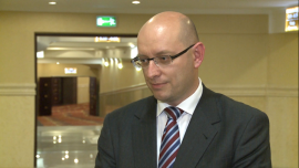 Giełda potrzebuje oszczędności Polaków, by wzmocnić swoją pozycję BIZNES, GPW, giełda, Warsaw Capital City, oszczędności prywatne, oszczędności gospodarstw domowych, stopa oszczędności, kapitał finansowy, aktywa finansowe, sytuacja finansowa gospodarstw domowych, OFE, oszczędności emerytalne, inwestorzy indywidualni - GPW ma ambitną strategię rozwoju, która zakłada utworzenie regionalnego centrum finansowego Warsaw Capital City. Do tego potrzebna jest jednak silna baza kapitałowa, a ta może pochodzić z oszczędności gospodarstw domowych. Na razie lokowanie pieniędzy na giełdzie nie jest powszechnym sposobem na inwestowanie, ale to może się zmieniać. Udział wartościowy inwestorów indywidualnych na GPW będzie rósł wraz ze wzrostem zamożności społeczeństwa.