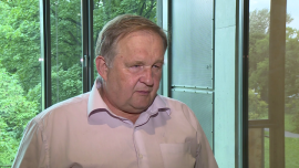 Sprzedaż polskich owoców przez sieci handlowe może zmniejszyć negatywne skutki rosyjskiego embarga BIZNES, embargo rosyjskie, eksport owoców, sprzedaż wewnątrzwspólnotowa, Andrzej Faliński, Polska Organizacja Handlu i Dystrybucji - Eksport polskich owoców poprzez sieci handlowe i zwiększona sprzedaż na rynku krajowym mogą ograniczyć negatywne skutki embarga nałożonego przez Rosję. Zdaniem Andrzeja Falińskiego z POHiD w ten sposób można zagospodarować mniej więcej połowę tego, co trafia na rynek rosyjski. Sadownicy i rolnicy obawiają się jednak konsekwencji ograniczenia importu. Instytut Ekonomiki Rolnictwa i Gospodarki Żywnościowej szacuje, że w ubiegłym roku wartość eksportu polskich jabłek, gruszek, śliwek, czereśni i wiśni do Rosji przekroczyła 1,2 mld zł.