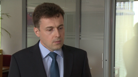 Eksporterzy zmniejszają ryzyko w handlu zagranicznym za pomocą faktoringu BIZNES, faktoring, przedsiębiorstwa, należności - Rośnie popularność faktoringu wśród polskich firm. Usługa, dzięki której nie muszą czekać na spłatę należności od kontrahenta, pozwala im ograniczyć ryzyko związane z jego niewypłacalnością. Szczególnie ważna staje się więc dla eksporterów. Firmy faktoringowe oferują im też sprawdzenie partnera zagranicznego jeszcze przed zawarciem transakcji.