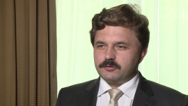 B. Kruszyński (Redan): Zysk netto w tym roku będzie co najmniej na poziomie z 2013 r. Ryzyko wiąże się z dalszym osłabieniem hrywny i rubla INWESTOR, Redan, Redan na Ukrainie, Redan w Rosji, Textil Market, Top Secret, Redan dyskonty, Redan część modowa, Redan restrukturyzacja, Redan wyniki, Redan prognozy, Redan kursy hrywny, Redan sprzedaż - Po dobrych wynikach sprzedaży w pierwszych 6 miesiącach tego roku Redan spodziewa się wypracowania zysku netto za cały rok na poziomie co najmniej 3,19 mln zł. Negatywnym czynnikiem może być ewentualna dalsza deprecjacja hrywny oraz rubla. W pierwszym półroczu 2014 r. Redan odnotował stratę netto w wysokości 2 mln zł, ale główną przyczyną była zmiana w podatkach oraz osłabienie ukraińskiej waluty.