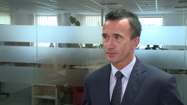 Spada koszt kredytów i oprocentowanie depozytów. Oprocentowanie powyżej 3 procent już wkrótce będzie rzadkością BIZNES, RPP, NBP, stopy procentowe, lokaty, depozyty, Toyota Bank - Stopy procentowe Narodowego Banku Polskiego są rekordowo niskie, a wiele wskazuje na to, że październikowa obniżka nie jest ostatnią w tym cyklu. Spadek oprocentowania kredytów cieszy klientów, mniej – niższe zyski z depozytów. Choć przedstawiciele banków przekonują, że wciąż jest to bardzo atrakcyjny instrument do oszczędzania, to banki i tak będą musiały powalczyć o pieniądze klientów nowymi produktami.