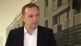 Ronson podtrzymuje prognozę sprzedaży mieszkań na 2014 rok. W kolejnym chce zwiększyć ich liczbę o 30 proc. INWESTOR, rynek mieszkaniowy, deweloper, program Mieszkanie dla Młodych, ustawa deweloperska, Ronson Development, Andrzej Gutowski - Ronson może przekroczyć tegoroczny plan sprzedaży mieszkań, który zakłada zbycie 650 lokali. Do połowy października wykonał go już w niemal 90 proc. Rok 2015 ma przynieść 30-proc. wzrost. Co więcej, zaczynają się sprzedawać mieszkania o 15-20 mkw. większe niż w poprzednich, chudych latach.