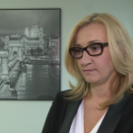 Obniżki stóp NBP zmniejszą zyski polskich banków. Analitycy radzą, by wstrzymać się z inwestowaniem w nie do przyszłego roku