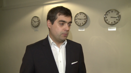 Koncerny petrochemiczne na razie nie tracą na tanich paliwach. Utrzymanie marż zależy m.in. od tego, jaka będzie zima INWESTOR, Orlen, Lotos, ropa naftowa, ropa Brent, ropa łupkowa, surowce, surowce energetyczne, notowania surowców - Coraz większa ilość ropy na amerykańskim rynku powoduje, że giełdowe notowania tego surowca są coraz niższe. Jak zauważa Tomasz Zieliński z Polskiej Izby Przemysłu Chemicznego, to dobra wiadomość dla kierowców, którzy coraz mniej powinni płacić za paliwo na stacjach, oraz dla opartej na transporcie gospodarki. Rezultaty krajowych rafinerii będą zależeć natomiast od wielkości sprzedaży oraz poziomu marż, które będzie skłonny zaakceptować rynek.