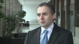 M. Buczak (Quercus TFI): Inwestowanie w akcje rosyjskich spółek może być opłacalne. Wiąże się jednak z ryzykiem INWESTOR, Rosja, rosyjskie spółki na rynkach finansowych, embargo rosyjskie, embargo ze strony Rosji, sankcje na rosyjskie firmy, sankcje a PKB, RTS, Moskwa, giełda, rubel, cena ropy - Inwestowanie w akcje rosyjskich spółek jest obecnie bardzo ryzykowne, ale może być także wysoce opłacalne – uważa Marek Buczak z Quercus TFI. Duże zyski może przynieść inwestycja w papiery spółek z branży stalowej, które koszty ponoszą w rublach, a zyski liczą w dolarach. Ale inwestycja taka musi brać pod uwagę m.in. ryzyko ewentualnego nałożenia na import tego rodzaju produktów z Unii Europejskiej ceł, które mogłyby negatywnie wpłynąć na sytuację branży.