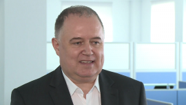 Fabryka Łożysk Tocznych w Kraśniku inwestuje w zwiększenie produkcji. Firma liczy na to, że nowy chiński właściciel pomoże jej zdobyć nowe rynki INWESTOR, - Przejęta przed dwoma laty przez Chińczyków Fabryka Łożysk Tocznych w Kraśniku ma w ciągu pięciu lat podwoić produkcję. Firma zapowiada działania inwestycyjne w celu zwiększenia swojej wydajności oraz poprawy jakości produkowanych łożysk. Planuje też wzmocnienie swojej pozycji rynkowej dzięki rozbudowie sieci sprzedaży w kraju i za granicą. Liczy, że pomogą jej w tym kontakty chińskiego właściciela.