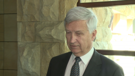 Kuczyński: istnieje prawdopodobieństwo potężnego kryzysu z wychodzeniem Grecji ze strefy euro INWESTOR, - Istnieje prawdopodobieństwo, choć niewielkie, że w czerwcu Grecja nie spłaci raty pożyczki i na rynki wróci kryzys, który może zakończyć się wyjściem tego kraju ze strefy euro – uważa Piotr Kuczyński z Domu Inwestycyjnego Xelion. Według analityka więcej sygnałów świadczy jednak o tym, że Ateny znajdą pieniądze na spłatę czerwcowych długów. Natomiast trudno przewidzieć, kiedy nastąpi ostateczne porozumienie i kosztem jakich ustępstw.