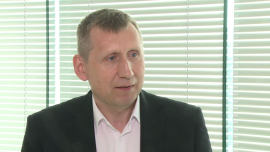 Symbio pod kierunkiem nowego zarządu chce potroić przychody i wyjść na plus. Stawia na poszerzenie oferty i produkty wysokomarżowe INWESTOR, Symbio, owoce ekologiczne, asortyment, sprzedaż detaliczna, owoce miękkie, mrożonki, Jacek Skowroński - Symbio planuje wzrost przede wszystkim dzięki poszerzeniu asortymentu i rozbudowie bazy zaopatrzenia. Przychody spółki rosną znacznie szybciej niż sam rynek żywności ekologicznej, lecz zarówno w ubiegłym roku, jak i w I kwartale br. spółka odnotowała straty. W drugiej połowie tego roku dynamika wzrostu powinna przekroczyć 50 proc., a w 2016 roku tempo wzrostu ma być jeszcze większe. Wprowadzenie do oferty produktów o wyższej marży ma podnieść rentowność.