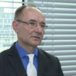 Złoty jesienią może osłabić się do głównych walut o 20 groszy. Wskazują na to spodziewany wynik wyborów i analiza techniczna