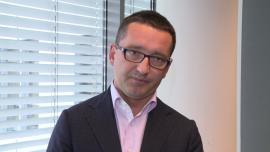 Poczta Polska stawia na sektor ubezpieczeniowy. Będzie rozwijać ofertę polis majątkowych i polis na życie BIZNES, ubezpieczenie, polisa na życie, ubezpieczenia majątkowe, Poczta Polska - Ubezpieczenia to obok działalności pocztowej, cyfrowej i bankowej kolejny obszar działalności rozwijany przez Pocztę Polską. Zgodnie ze strategią grupy będzie to jeden ze znaczących elementów stabilizujących jej strukturę przychodów. W ofercie mają się pojawić polisy bancassurance dla klientów Banku Pocztowego i ubezpieczenia życiowe dla klientów Poczty. Spółka będzie rozwijać także segment ubezpieczeń majątkowych, m.in. przesyłek indywidualnych i biznesowych.