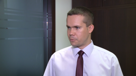 DMK: Rubel do końca roku będzie taniał. Pośrednio osłabia to także złotego INWESTOR, rubel, stopy procentowe, deprecjacja, ropa naftowa, recesja - Rosyjski rubel po przecenie w końcówce ubiegłego roku i pewnym odbiciu na wiosnę od połowy maja znów stracił na wartości i to przeszło 30 proc. Obecnie za jednego dolara inwestorzy muszą zapłacić ponad 64 ruble. Słabe dane z rosyjskiej gospodarki oraz trwające od trzech miesięcy gwałtowne spadki na rynku ropy naftowej mogą wywołać dalszą deprecjację rubla. Dealer walutowy DMK Andrzej Stefaniak ocenia, że przed końcem roku możemy zobaczyć poziomy zbliżone do tych z zimy. Wówczas za dolara płacono niemal 80 rubli.