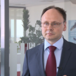 Polskie firmy szukają informatyków. Płacą coraz lepiej, ale chętnych do pracy wciąż jest za mało