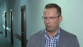 Porta KMI Poland: Dzięki nowej fabryce w ciągu 5 lat możemy zwiększyć przychody o około 100 mln zł INWESTOR, drzwi, eksport, zakład produkcyjny, kurs walutowy - Uruchomienie nowej fabryki w Ełku ma zapewnić spółce Porta KMI Poland w ciągu najbliższych 5 lat dodatkowe przychody na poziomie 100 mln złotych. Powstający kosztem 70 mln zł zakład będzie jednym z najnowocześniejszych w Polsce i umożliwi konkurowanie pod względem jakości z zagranicznymi producentami. Firma w najbliższym czasie chce wzmocnić swoją pozycję na rynkach zagranicznych, głównie w Europie Zachodniej, oraz wyjść ze swoimi produktami poza granice Starego Kontynentu.