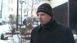 M. Zuber: Propozycje dotyczące frankowiczów mogą zagrozić stabilności systemu bankowego w Polsce INWESTOR, rating kredytowy, frankowicze, rynek walutowy, dług publiczny - Przeliczenie kredytów frankowych według „kursu sprawiedliwego” wraz ze zwrotem spreadu walutowego może kosztować banki od 20 do 40 mld złotych – szacuje Marek Zuber. W najgorszym scenariuszu oznacza to straty na poziomie 2,5-letniego zysku całego polskiego sektora bankowego. Zdaniem ekonomisty ostatnie działania rządu wraz z zaniedbaniem relacji z inwestorami mogły przyczynić się do obniżki ratingu kredytowego Polski. Agencja S&P ocenia naszą wiarygodność na poziomie BBB+, czyli na równi z takimi państwami jak Hiszpania czy Malta.