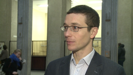 W. Wojciechowski (Plus Bank): Nie zakładam nałożenia sankcji na Polskę. Osłabienie złotego to skutek atmosfery wokół Polski, ale też niepokoju ws. deficytu finansów publicznych INWESTOR, złoty, dług publiczny, deficyt sektora finansów publicznych, Komisja Europejska, Standard & Poor's, rating, obniżka ratingu, mechanizm kontroli praworządności - Po niespodziewanej obniżce ratingu Polski przez agencję Standard & Poor's złoty osłabił się do niewidzianych od ponad czterech lat poziomów. Choć słabsza waluta wspiera eksporterów, to negatywne postrzeganie Polski przez inwestorów, których zaufanie do naszego kraju było nadszarpnięte już przed obniżką, może zaowocować wyższymi kosztami obsługi długu. A i tak zanosi się na przebicie poziomu 3 proc. deficytu finansów publicznych do PKB, jeśli nie w tym, to w przyszłym roku.