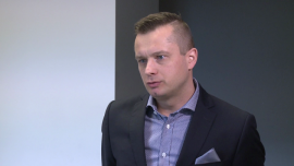 Briju planuje wprowadzenie do oferty nowych produktów. Chce także zwiększać zatrudnienie INWESTOR, hurt, salony sprzedaży, eksport, jubilerstwo - Jubilerska spółka Briju chce wprowadzić do oferty nowe linie produktowe. Obecnie klienci mogą wybierać między czterema submarkami stworzonymi z myślą o konkretnych grupach, m.in. parach małżeńskich czy dzieciach. Firma zakłada również stabilny wzrost w segmencie sprzedaży hurtowej za granicą. Eksport surowców zapewnia jej aż 95 proc. przychodów. Planuje także wzrost zatrudnienia.