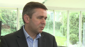 Cena nie jest najważniejsza dla firm przy wyborze sprzętu IT. Większą wagę przywiązują do parametrów technicznych i serwisu BIZNES, sprzęt komputerowy, wydatki na IT, wydatki firm na sprzęt IT, Lenovo Polska, Andrzej Sowiński - Szukając sprzętu komputerowego, przedsiębiorcy coraz mniejszą wagę przywiązują do ceny. Częściej o wyborze decyduje wydajność i funkcjonalność urządzeń, a także renoma producenta i poziom serwisowania. Kupujący chcą także sprzętu dostosowanego do ich własnych potrzeb, dlatego producenci coraz częściej rozwiązania szyte na miarę. – Jesteśmy w stanie stworzyć konfigurację na potrzeby konkretnego odbiorcy – podkreśla dyrektor Lenovo Polska.