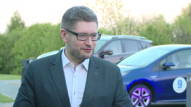 Odpowiedni styl jazdy pozwala zmniejszyć zużycie paliwa nawet o 50 proc. Oszczędną jazdę ułatwiają też producenci aut