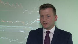 Jeśli Moody's obniży rating Polski, złoty przez kilka miesięcy może pozostać powyżej 4,50 za euro INWESTOR, Moody's, Standard & Poor’s, rating, złoty, euro, dolar, RPP, stopy procentowe - W piątek 13 maja agencja ratingowa Moody's, jedna z trzech największych, zrewiduje bądź utrzyma rating Polski. Po kilku ostrzeżeniach związanych z nierozwiązanym wciąż konfliktem wokół Trybunału Konstytucyjnego rynek spodziewa się obniżki oceny kredytowej. To osłabi i tak niezbyt mocnego złotego.