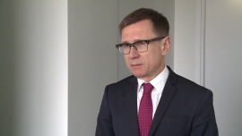 Francuski koncern DCNS wygrał przetarg stulecia na 12 okrętów podwodnych dla Australii. Tak samo zaawansowane technicznie okręty chce dostarczyć Polsce BIZNES, okręty podwodne, DCNS, MON, przetarg, stocznia, przemysł stoczniowy - Koncern DCNS, francuski producent okrętów podwodnych, zapowiada, że jeśli wygra przetarg MON na dostawę trzech okrętów podwodnych dla Marynarki Wojennej, to stworzy w Polsce około tysiąca miejsc pracy na okres 9 lat budowy okrętów. Dodatkowo 300 miejsc pracy powstanie w celu serwisowania okrętów przez 30 lat ich eksploatacji. DCNS pokonał właśnie rywali z Niemiec i Japonii i wygrał przetarg stulecia na dostawę 12 okrętów dla australijskiej floty.