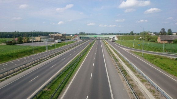 ABW Superbruk dostarcza materiały na podlaskie ekspresówki BIZNES, Giełda - Firma ABW Superbruk z Hryniewicz dostarcza wyroby betonowe do budowy ostatniego już odcinak drogi ekspresowej S8, od granicy województwa podlaskiego do obwodnicy Zambrowa. Kontrakt na dostawę materiałów wart jest blisko 900 tysięcy złotych.