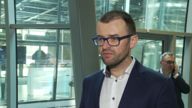 Branża informatyczna poszukuje pracowników. Zapotrzebowanie sięga nawet 50 tys. osób BIZNES, informatyka, branża outsourcingowa, Luxoft, zatrudnienie, kobiety na rynku IT - Sposobem na zwiększenie liczby pracowników w branży informatycznej ma być przyciągnięcie kobiet na kierunki ścisłe. Z danych różnych agencji zatrudnienia wynika, że zapotrzebowanie na informatyków w Polsce wynosi 30–50 tys. Dla branży istotne jest także zachęcenie zagranicznych firm do podejmowania w Polsce innowacyjnych inwestycji, które często trafiają za naszą południową granicę. Przyciąganie ich do kraju będzie budowało kompetencje, które będą w najbliższych latach bardzo poszukiwane na rynku pracy.