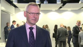 Sektor bankowy w niepewności. W 2017 r. wyzwaniem niskie stopy procentowe, rosnąca konkurencja i obciążenia regulacyjne BIZNES, - Skala wyzwań, przed którymi stoi światowy sektor banków, jest gigantyczna – od ultraniskich stóp procentowych, przez napięcia polityczne, po presję konkurencyjną, m.in. ze strony dynamicznie rozwijającej się branży fintech. Polskie banki radzą sobie w tej trudnej rynkowej sytuacji, ale zmiany na rynku są nieuniknione, m.in. postępująca konsolidacja. Perspektywy sektora będą zależeć też od określenia roli banków w polityce gospodarczej państwa – uważa Mariusz Grendowicz.