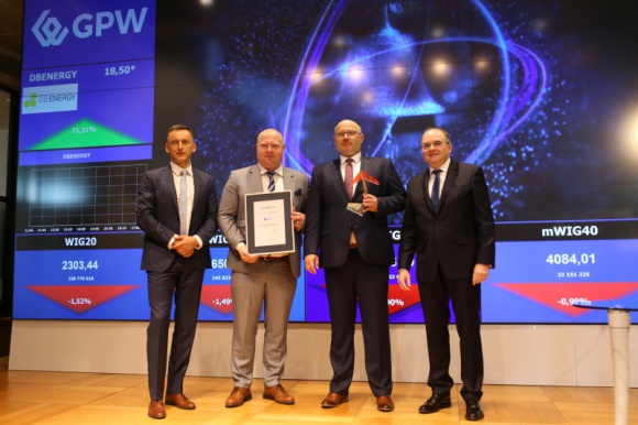 DB ENERGY SA DEBIUTUJE NA RYNKU NEWCONNECT BIZNES, Giełda - Akcje DB Energy, lidera w branży usług efektywności energetycznej dla przemysłu w Polsce, zadebiutowały dzisiaj na rynku NewConnect w Warszawie. Do Alternatywnego Systemu Obrotu na rynku NewConnect wprowadzono 1 807 460 akcji o wartości nominalnej 0,10 zł każda.