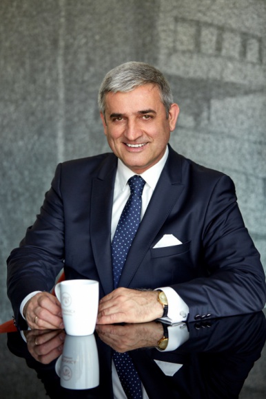 Czekają nas kolejne rekordy na złocie BIZNES, Giełda - W kontekście kilkumiesięcznej niepewności ekonomicznej i wynikającego z niej swoistego rajdu na cenach złota, można by przypuszczać, że hossa na tym rynku niebawem minie – nic bardziej mylnego.