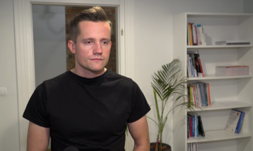 Na wejście do branży IT decyduje się coraz więcej młodych. Większość programistów to samoucy, a co trzeci zaczynał od studiów kierunkowych