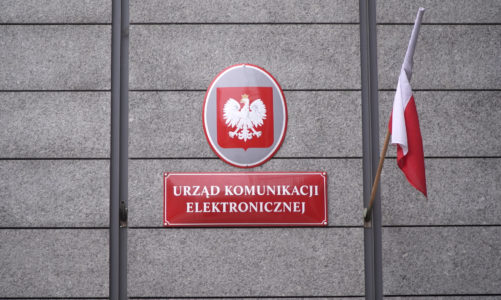 UKE w ekspresowym tempie rozstrzygnął przetarg na obsługę prawną aukcji 5G. Wynik budzi wątpliwości