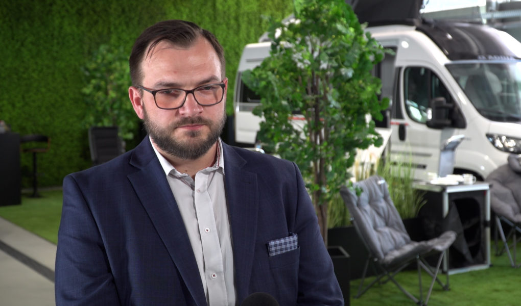 Biwakowanie podbija polski rynek turystyczny. Rejestracje kamperów i przyczep kempingowych wystrzeliły w górę