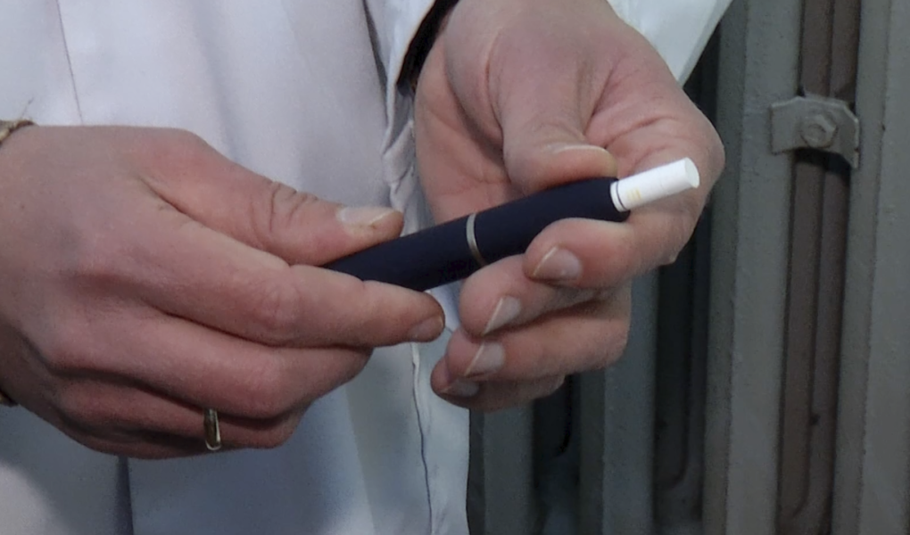 Polacy postrzegają podgrzewacze tytoniu jako zamiennik papierosa. Sięgają po nie, bo nie chcą zrywać z nałogiem [DEPESZA]