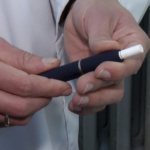 Polacy postrzegają podgrzewacze tytoniu jako zamiennik papierosa. Sięgają po nie, bo nie chcą zrywać z nałogiem [DEPESZA]