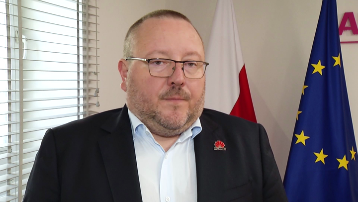 Coraz większy popyt na pracowników z branży IT. Firmy technologiczne stawiają na kształcenie kadr